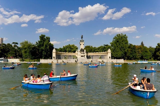Barcos no Parque del Retiro em Madri 