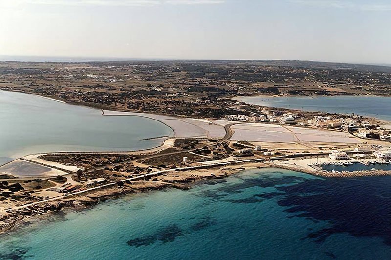 Vista aérea da Cala Savina em Formentera