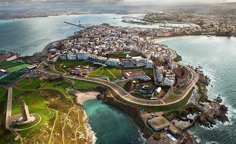 A Coruña - Torre de Hércules à esquerda